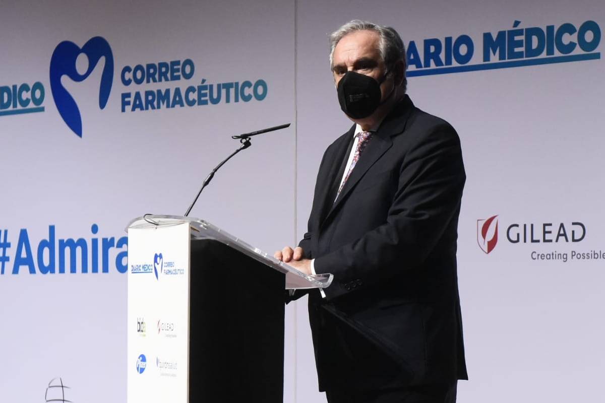 Jesús Aguilar, presidente del Consejo General de Colegios Farmacéuticos, durante su intervención en el homenaje al sector sanitario