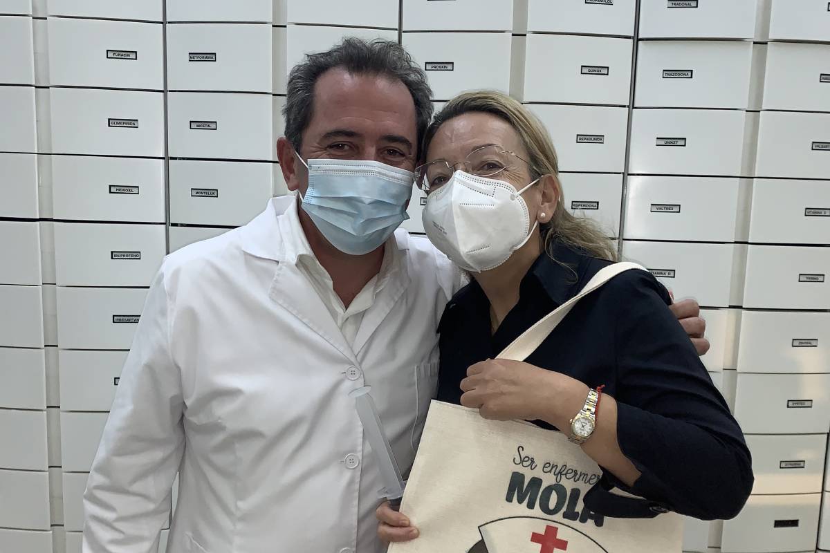 Mario de Miguel, presidente del COF de Ceuta, en la rebotica de su farmacia, con su mujer, la enfermera Carolina Ruiz.