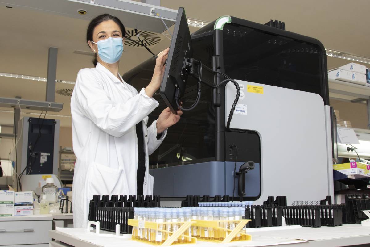 Ana Blázquez, en el laboratorio de Microbiología del hospital.