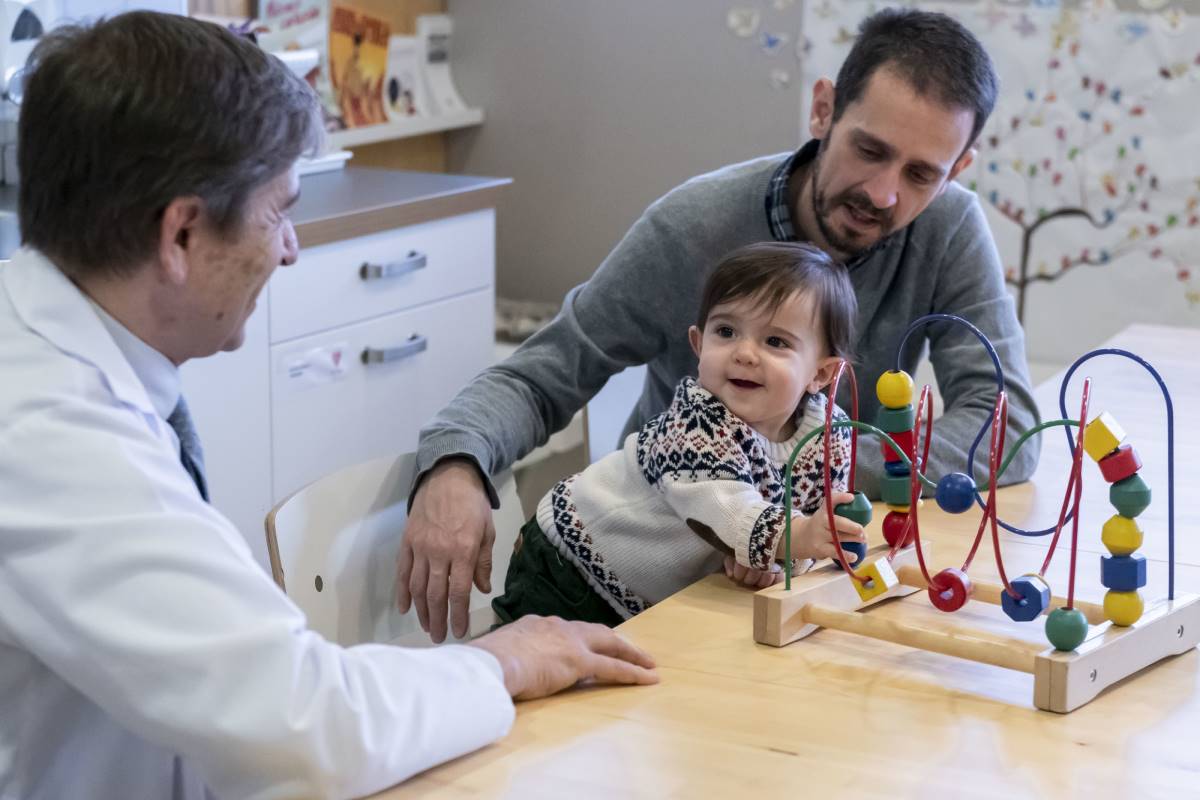 El cirujano Juan Carlos de Agustín con uno de sus pacientes.