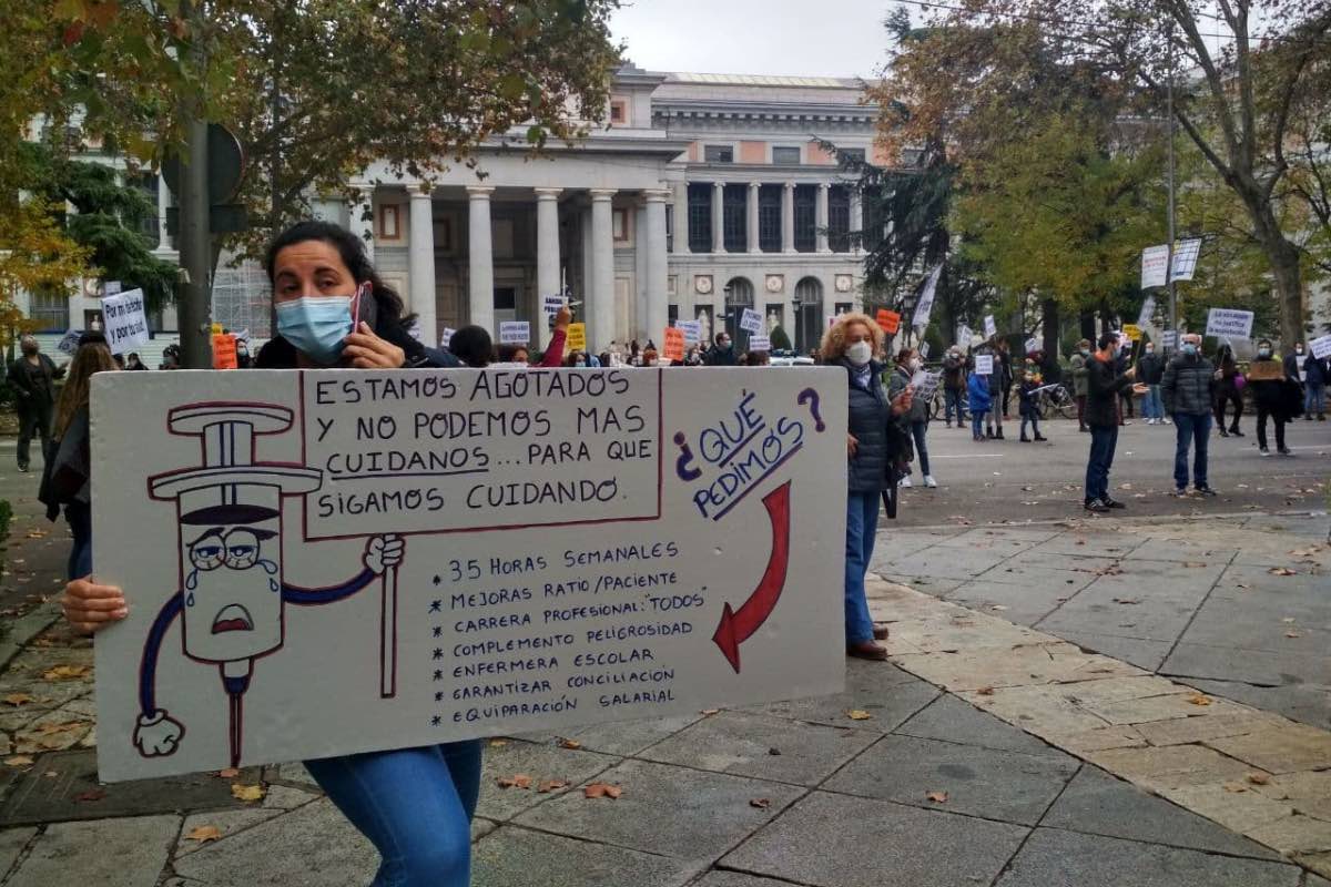 Aspecto de la concentración enfermera celebrada hoy en la explanada del Museo Del Prado (FOTO: Enfermería de Madrid Unida). 