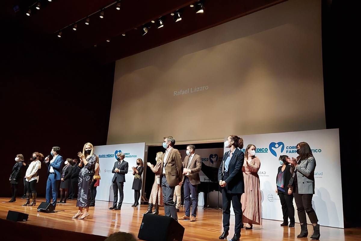 El equipo del Área de Salud de Unidad Editorial recibiendo un aplauso por parte de los asistentes al homenaje del sector sanitario por su labor informativa durante la pandemia