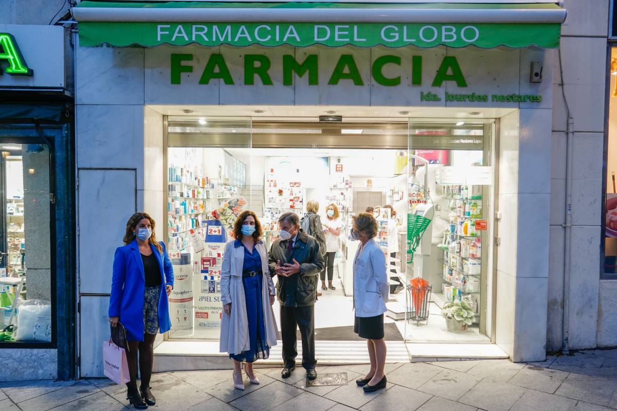 la presidenta de la Comunidad de Madrid, Isabel Díaz Ayuso, visita una farmacia de la capital, con Elena Mantilla, directora General de Inspección y Ordenación Sanitaria de la Comunidad de Madrid, el presidente del COF de Madrid, Luis González Díez.