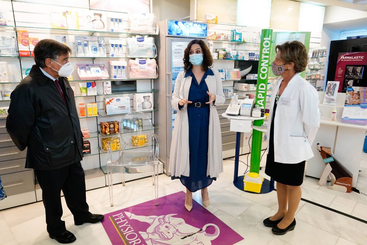 Luis González Díez, presidente del COF de Madrid, con Isabel Díaz Ayuso, presidenta de la Comunidad de Madrid, y la propietaria de la farmacia de Madrid que han visitado.