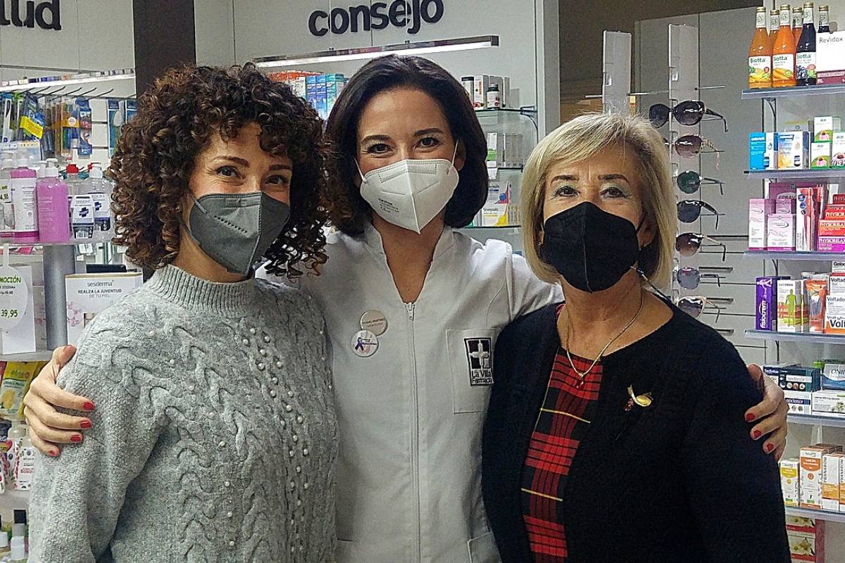 María Pilar García, enfermera, en la farmacia de su hija Raquel, y con su otra hija Sara, enfermera.