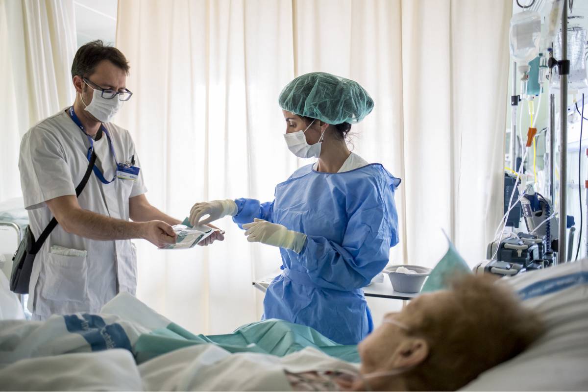 El farmacéutico hospitalario tiene contacto con pacientes ingresados, externos y ambulatorios. 