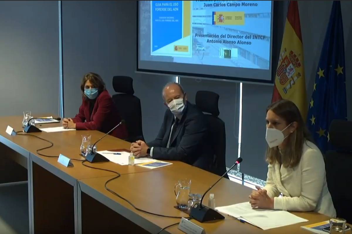 La fiscal general del Estado, Dolores Delgado, el ministro de Justicia, Juan Carlos Camp y la directora general para el Servicio Público de Justicia, Concha López-Yuste, en la presentación de la gua.