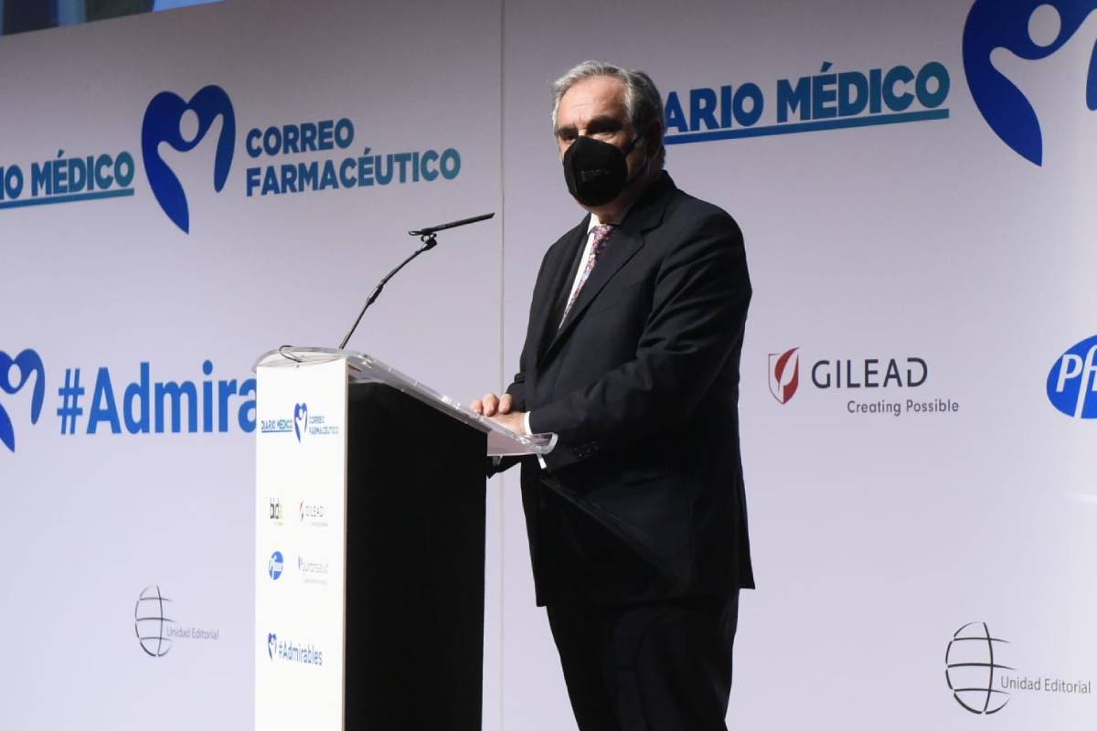 JesÃºs Aguilar, presidente del Consejo General de Colegios FarmacÃ©uticos, durante su intervenciÃ³n en el homenaje al sector sanitario