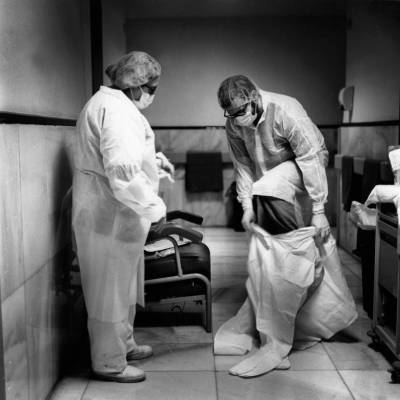 Dos sanitarios del servicio de Rayos del Hospital Gregorio Marañón se colocan el EPI (FOTO: José Aymá).