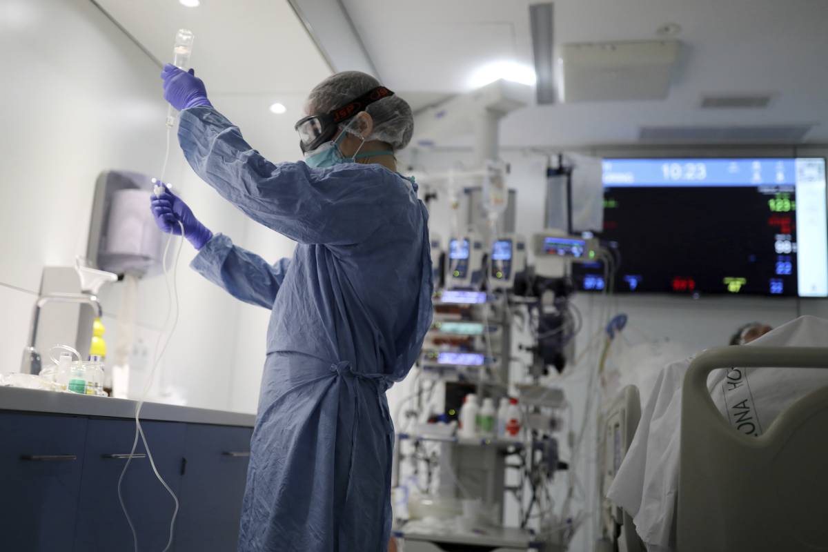 Un sanitario se prepara para atender a un paciente de coronavirus en la UCI del Hospital Clínic de Barcelona (FOTO: Nacho Doce).