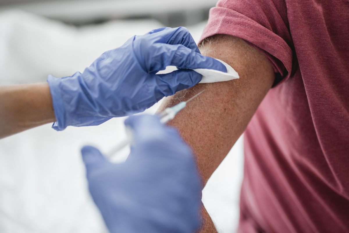 Los datos de la fase III de pruebas clínicas de la vacuna se han obtenido en un grupo de 43.661 voluntarios. 
