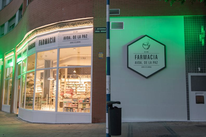 Por la geometría del edificio, la fachada de Farmacia Avenida de La Paz, en Getafe (Madrid), carece de líneas rectas. FOTO: AMJ.