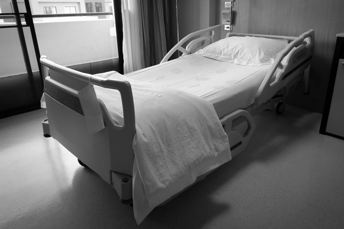 Белая кровать в больнице