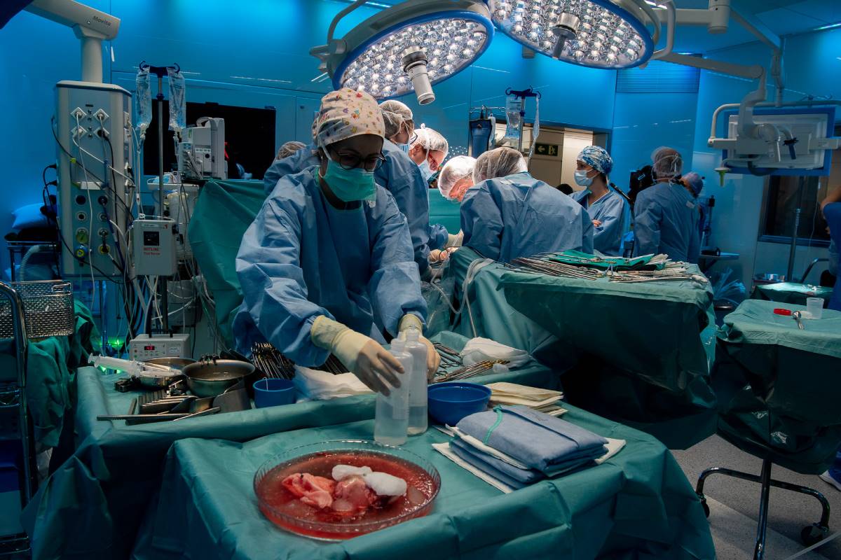 El Hospital Clínic ha realizado el primer trasplante de útero de España a partir de una donante viva. 