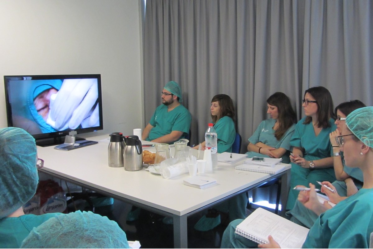 Especialistas y residentes de Dermatología asisten a un curso de cirugía en el Hospital de Elche (FOTO: DM).