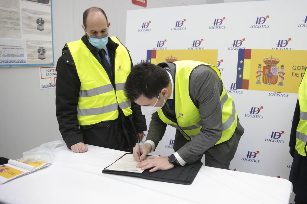Sergio Rodrguez (Izquierda), director general de Pfizer España, a la llegada de la vacuna.