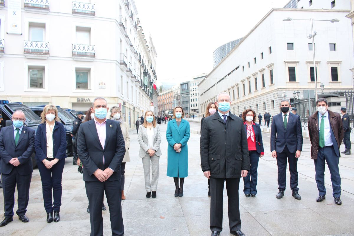 Serafín Romero, presidente de la OMC, en primera fila, flanqueado por la Permanente de la corporación y los diputados asistentes al homenaje (FOTO: Cgcom).