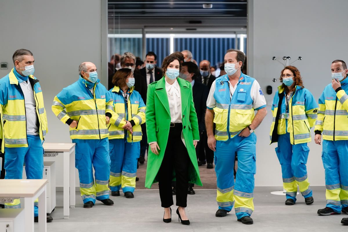 Daz Ayuso atiende las explicaciones del personal sanitario durante su visita al hospital (FOTO: CAM).
