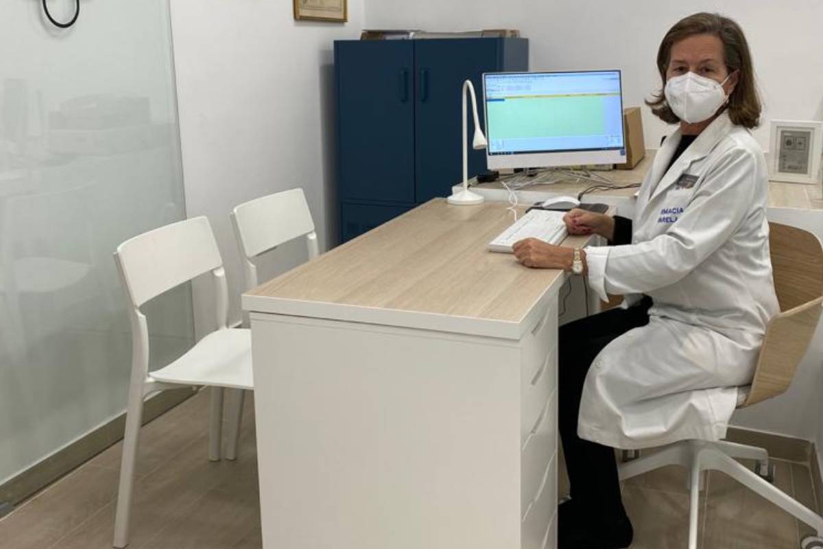 Pilar Varela, vocal de docencia del COF de Madrid, en la zona de su farmacia donde prevé realizar test covid. 