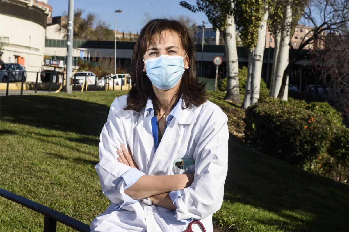 Pilar Garrido, presidenta de Facme, en los jardines del Hospital Ramón y Cajal (Luis Camacho)