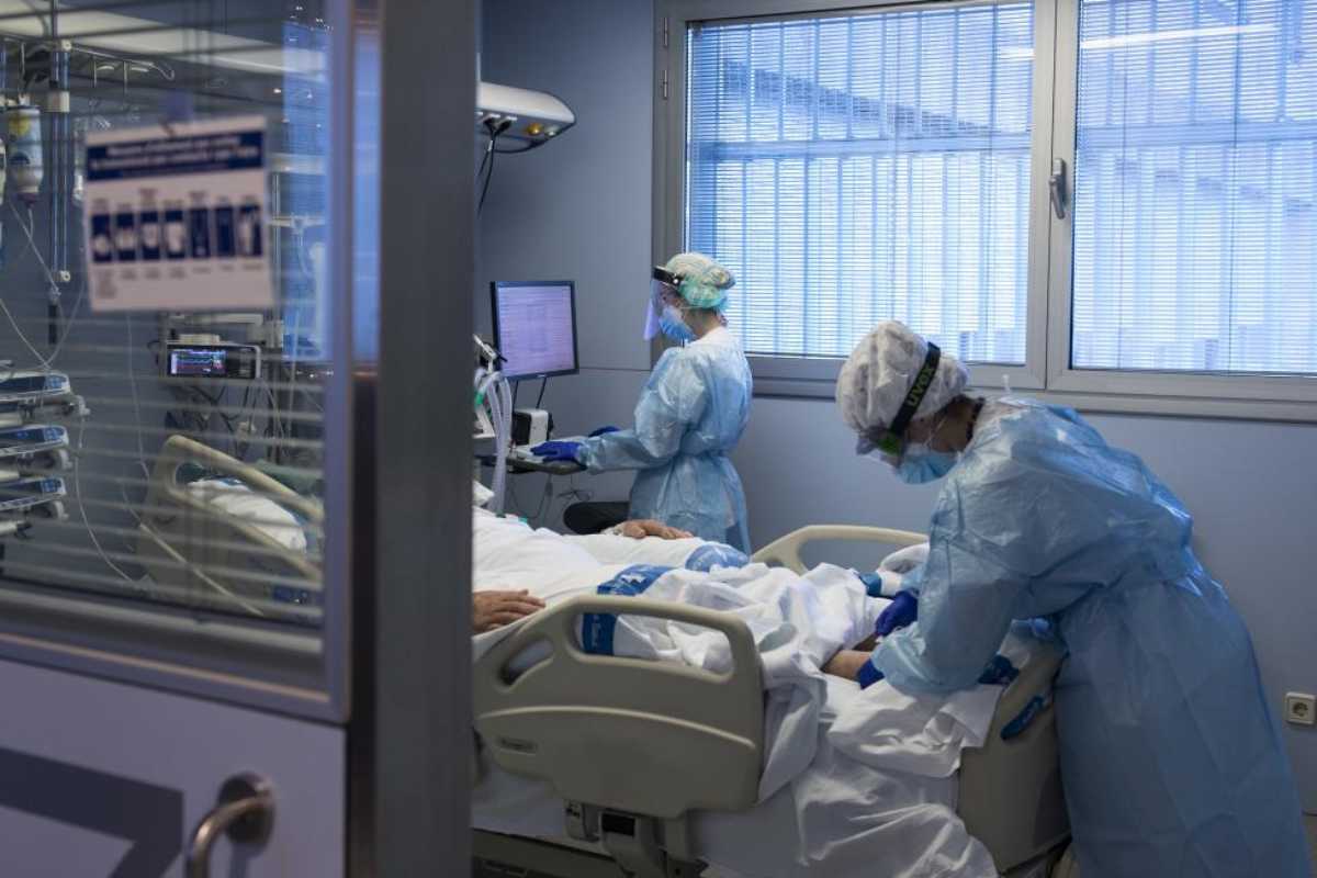 Sanitarios atendiendo a un paciente con covid-19 en una UCI.