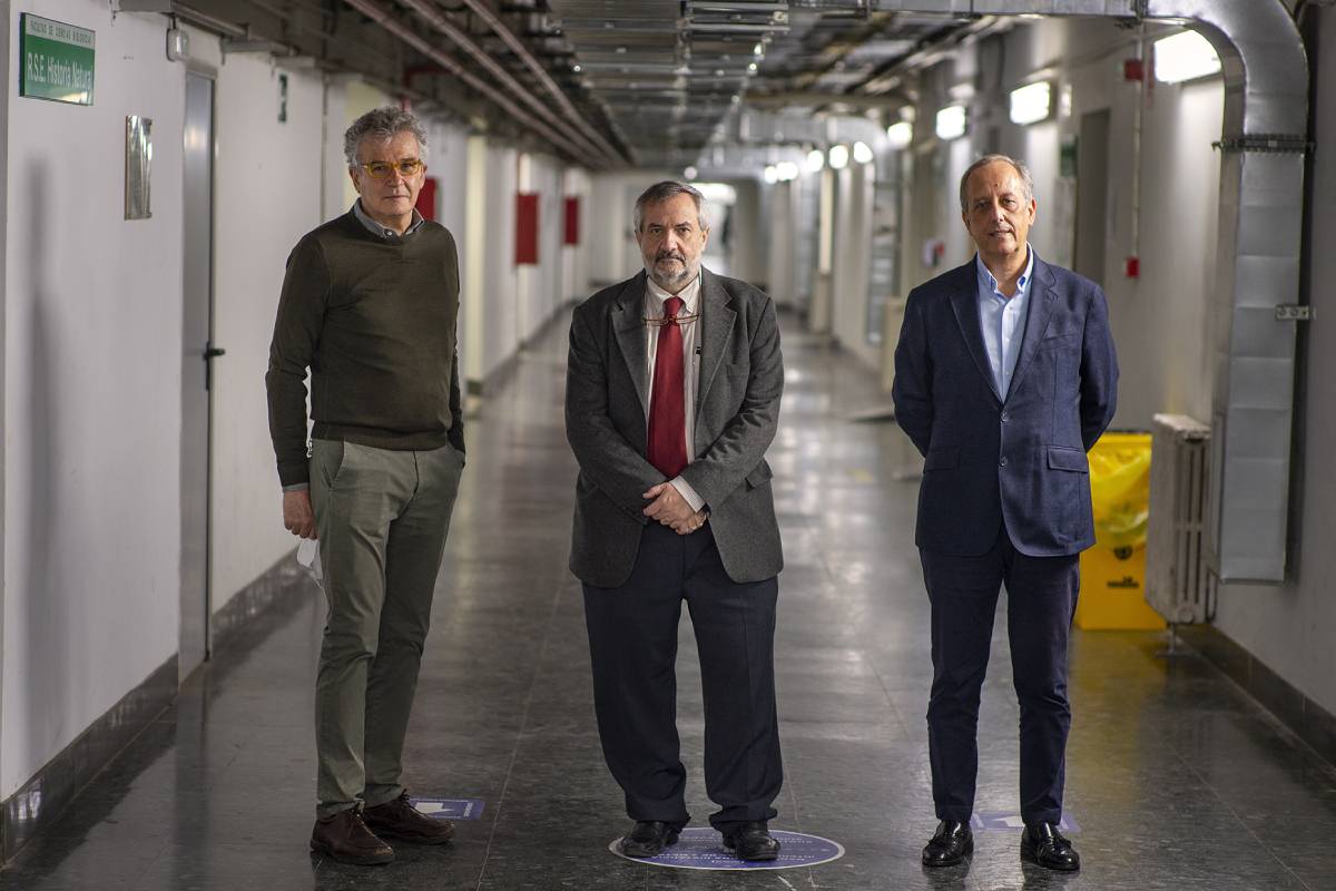 José Manuel Bautista, catedrático de Bioquímica y Biología Molecular de la Facultad de Veterinaria; Jesús Pérez Gil, catedrático de Bioquímica y Biología Molecular y decano de la Facultad de Ciencias Biológicas, y Javier Arroyo Nombela, catedrático de Microbiología en la Facultad de Farmacia y director de la Unidad de Genómica del CAI de Técnicas Biológicas. / Javier Sierra (UCM).