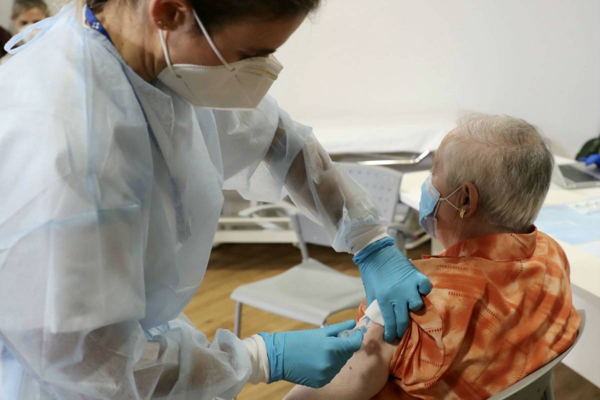 Eulalia Josefa "Pepita" Paleo (80 años), de la residencia La Mixta en Gijón, recibiendo una de las primeras vacunas contra el coronavirus (Consejería de Sanidad de Asturias)