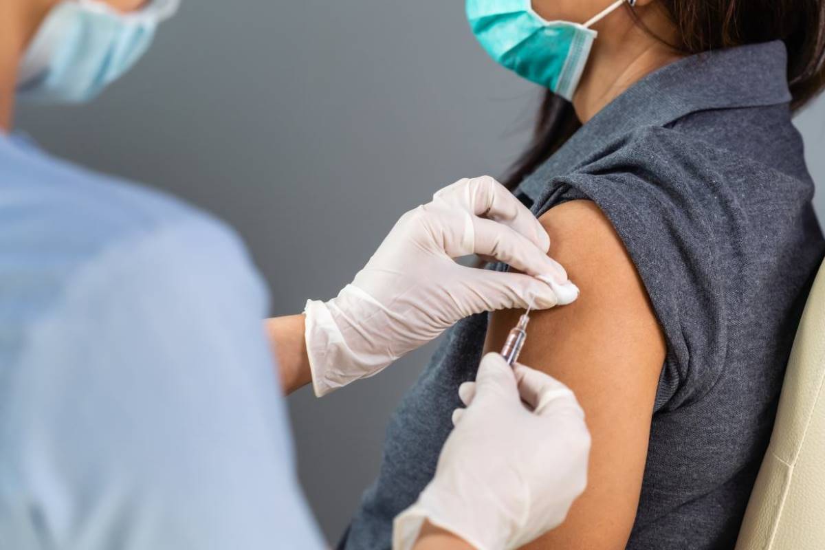 Imagen de una persona vacunándose. 