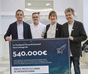 Los investigadores Isidro SÃ¡nchez GarcÃa y Manuel RamÃrez Orellana, con Elena Huarte y JosÃ© Carnero, de la FundaciÃ³n Unoentrecienmil, hoy en el Hospital NiÃ±o JesÃºs de Madrid. 