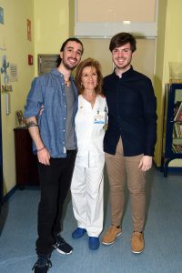 Carlos Clerencia y Sergio Palomeque, junto a un miembro del Hospital NiÃ±o JesÃºs, superaron un cÃ¡ncer y hacen vida normal aunque son resvisados en la consulta de seguimiento del NiÃ±o JesÃºs de Madrid. 