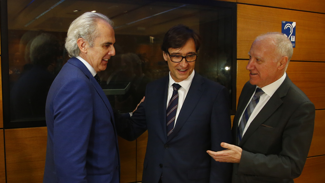 Enrique Ruiz Escudero, consejero de Sanidad de Madrid, conversa con Salvador Illa, ministro de Sanidad, y Faustino Blanco, secretario general de Sanidad.