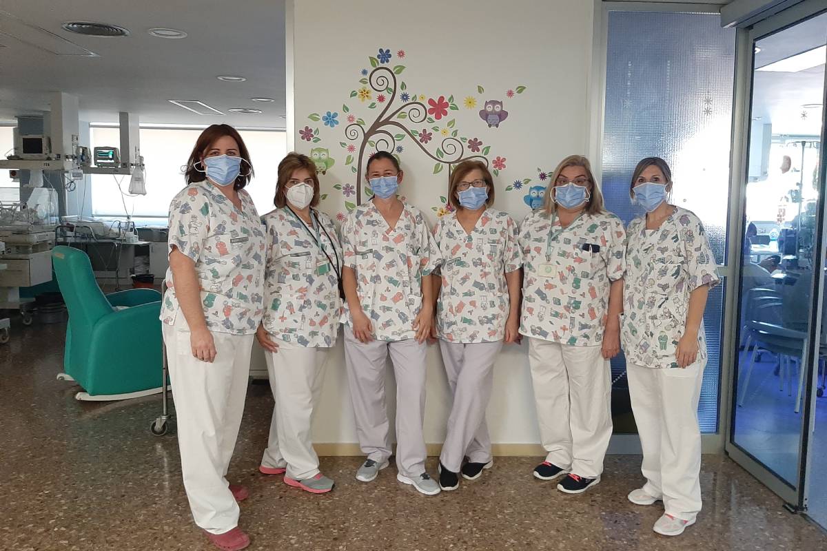 En la foto, las enfermeras pediátricas Mª Dolores Cantero, Mª Carmen Rodríguez, Pilar Bernabeu, Trinidad Nuevo (TCAE), Mª Carmen Barberá y Victoria Orejón. 
