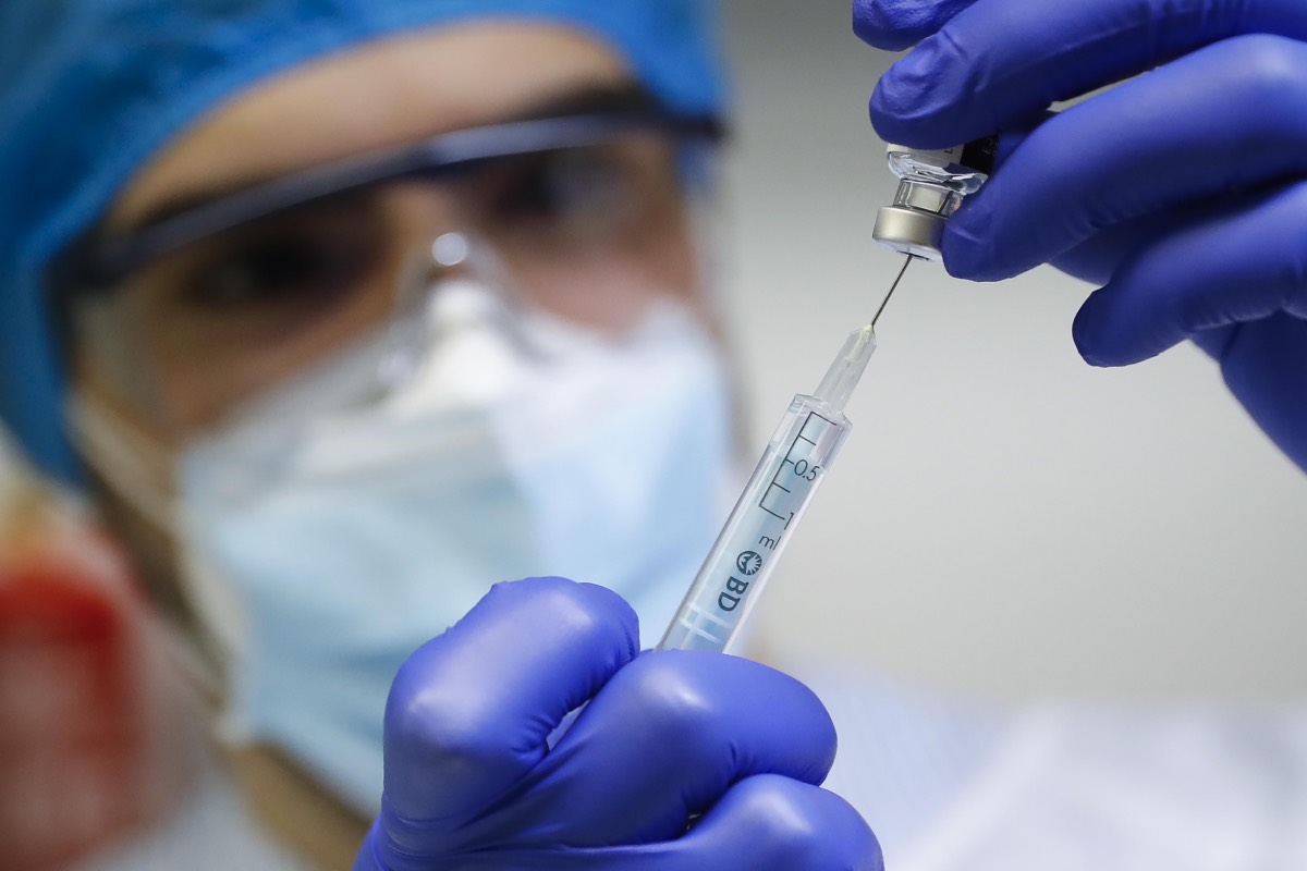 Un sanitario prepara una jeringuilla para administrar una dosis de la vacuna de Pfizer contra la covid (FOTO: CAM). 