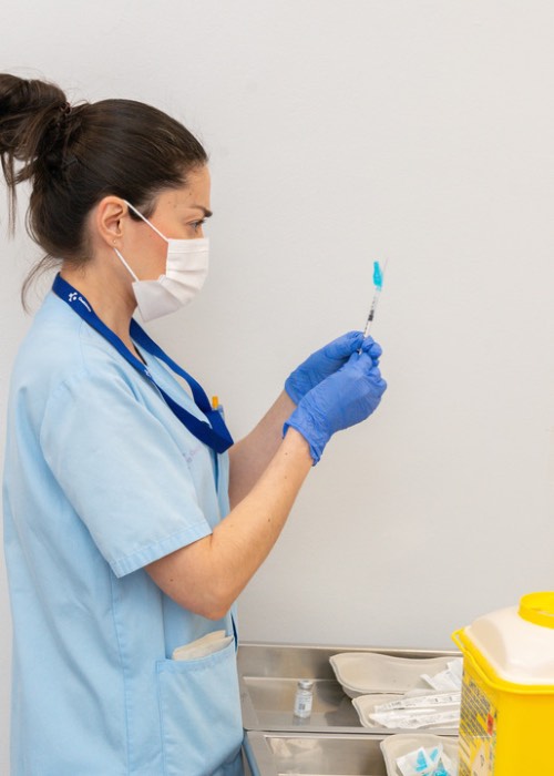 Una enfermera prepara una dosis de la vacuna de Moderna, hoy, en el Hospital de Cruces (FOTO: Osakidetza).