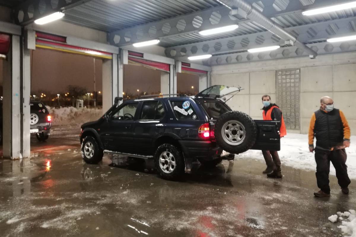 Particulares con sus vehículos 4x4 a la entada del Hospital de Alcorcón.