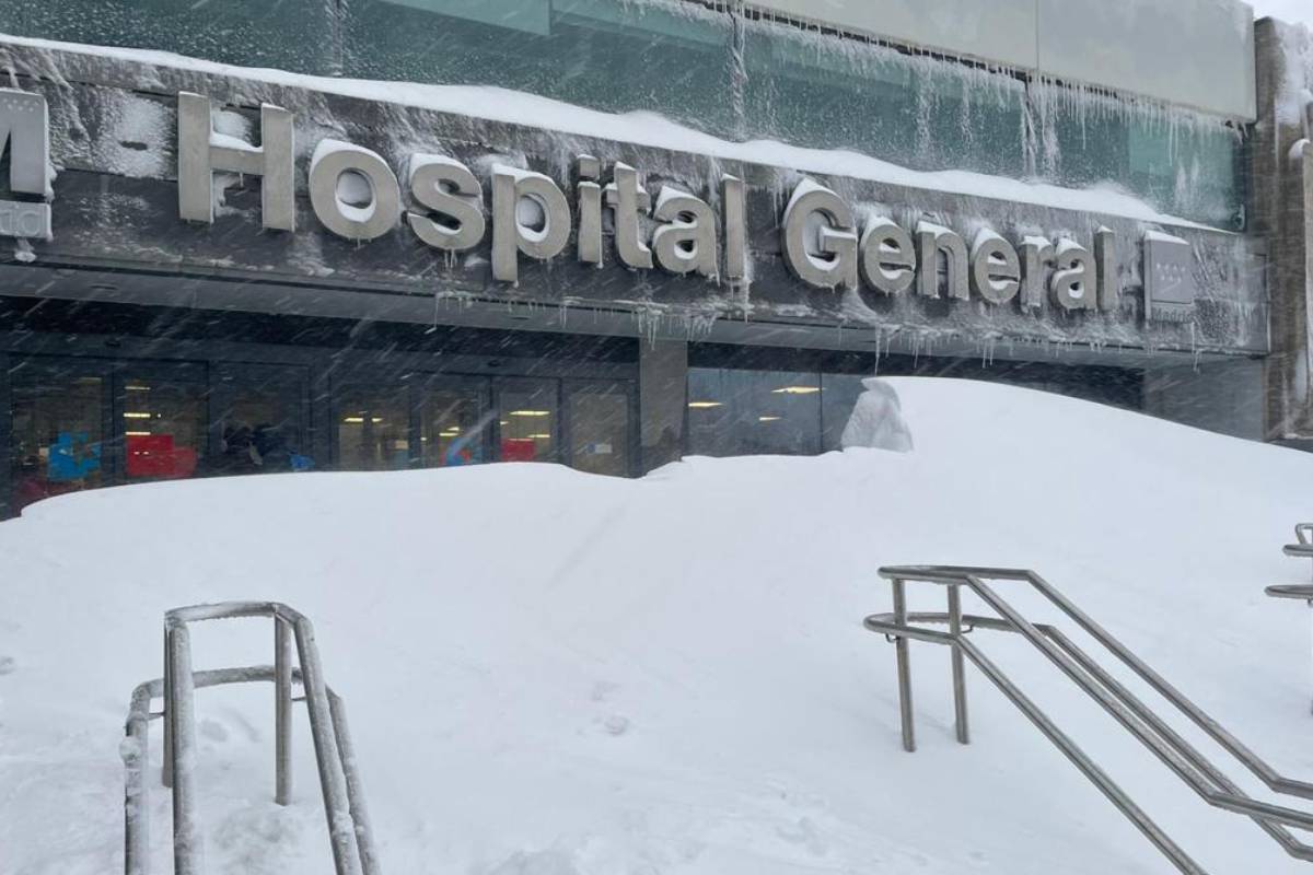La entrada del Hospital La Paz, bloqueada por la nieve.