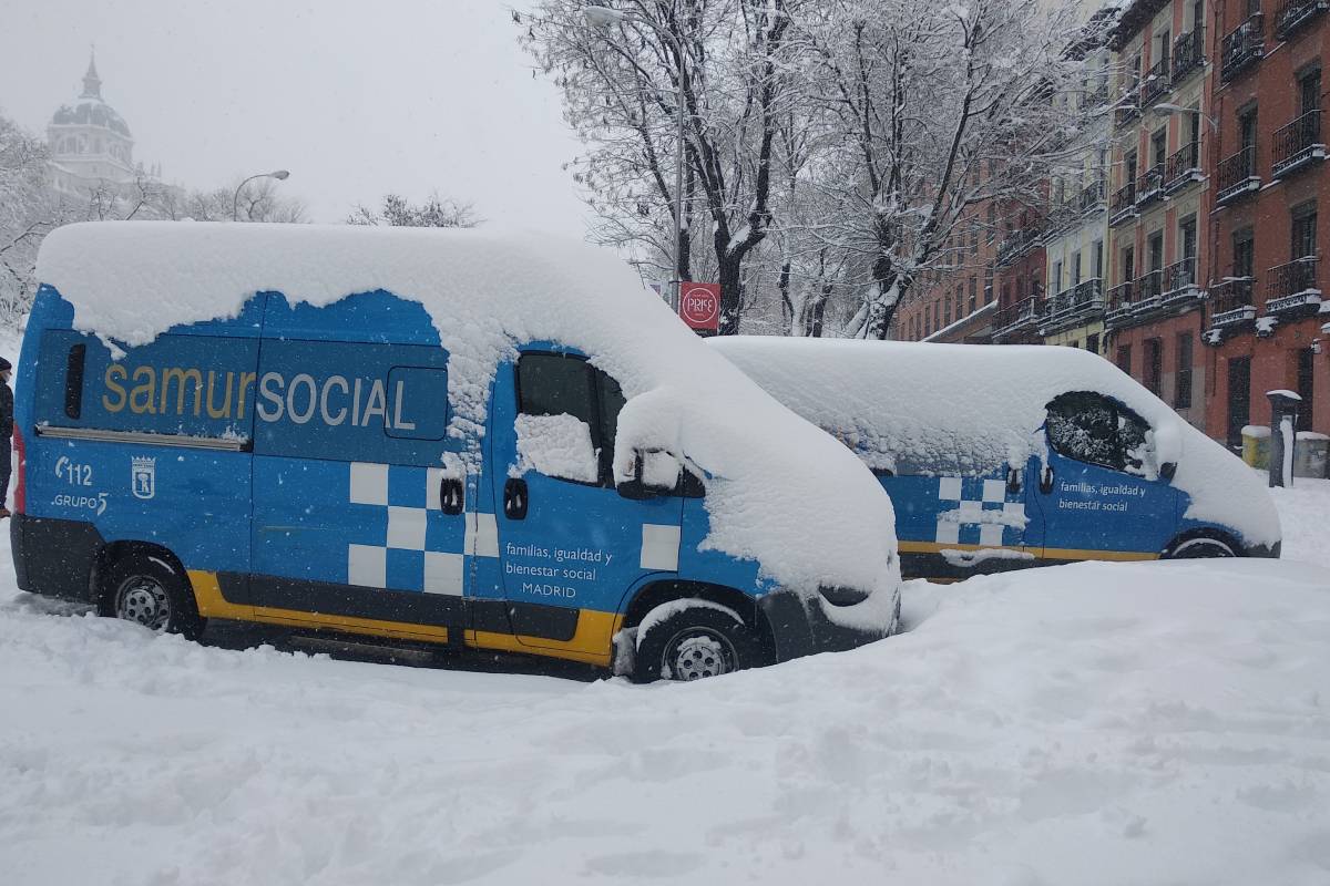 Vehículos del Samur Social, bloqueados en el centro de Madrid. / Carmen Torrente.