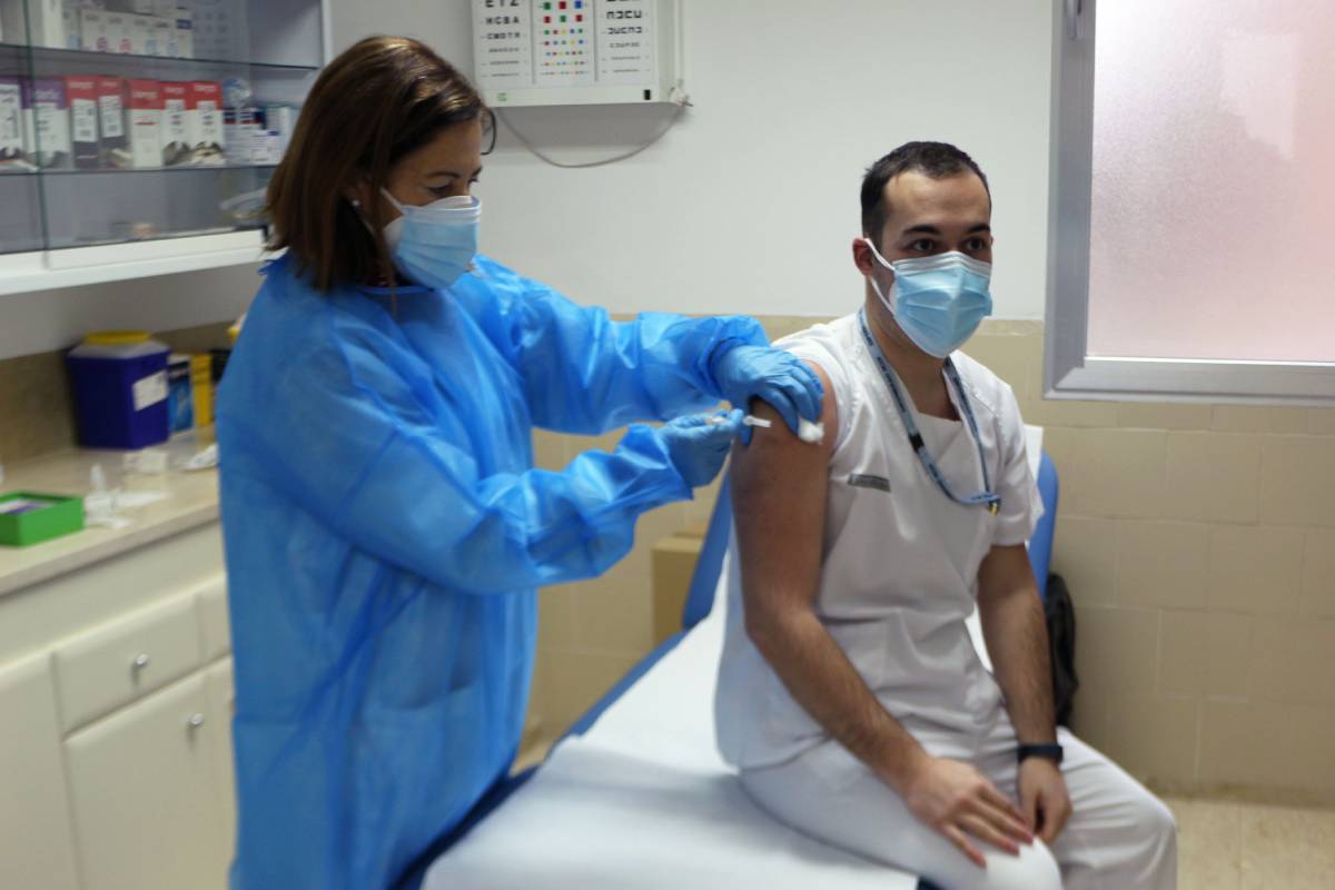 Un enfermero recibiendo una de las primeras vacunas covid para sanitarios en el Centro de Salud Benimaclet (Valencia) (Generalitat Valenciana)