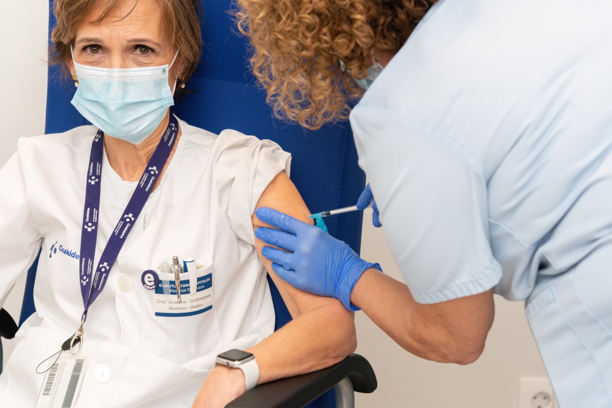 Una enfermera suministra una dosis de la vacuna a la primera sanitaria que se vacuna en el País Vasco, hoy, en el Hospital de Cruces (FOTO: Osakidetza). 