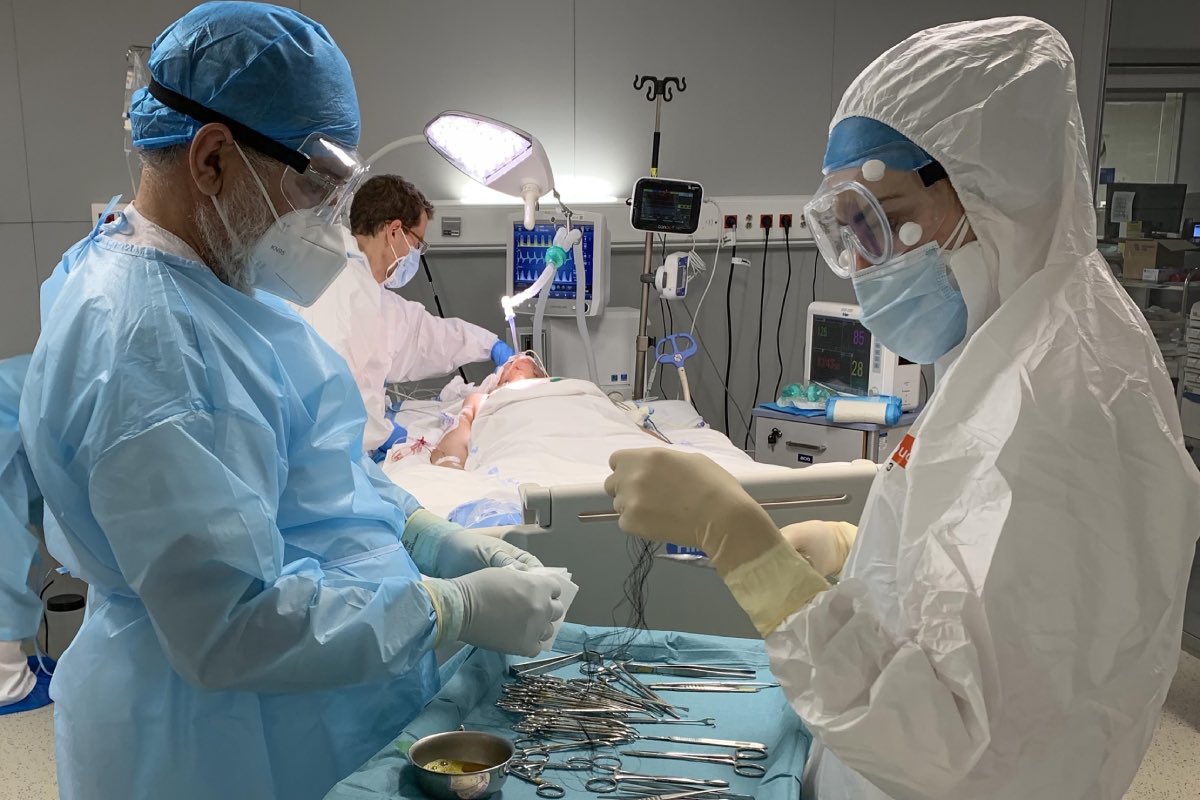 Imagen difundida por la CAM sobre la primera intervención quirúrgica llevada a cabo en el Isabel Zendal (FOTO: CAM). 