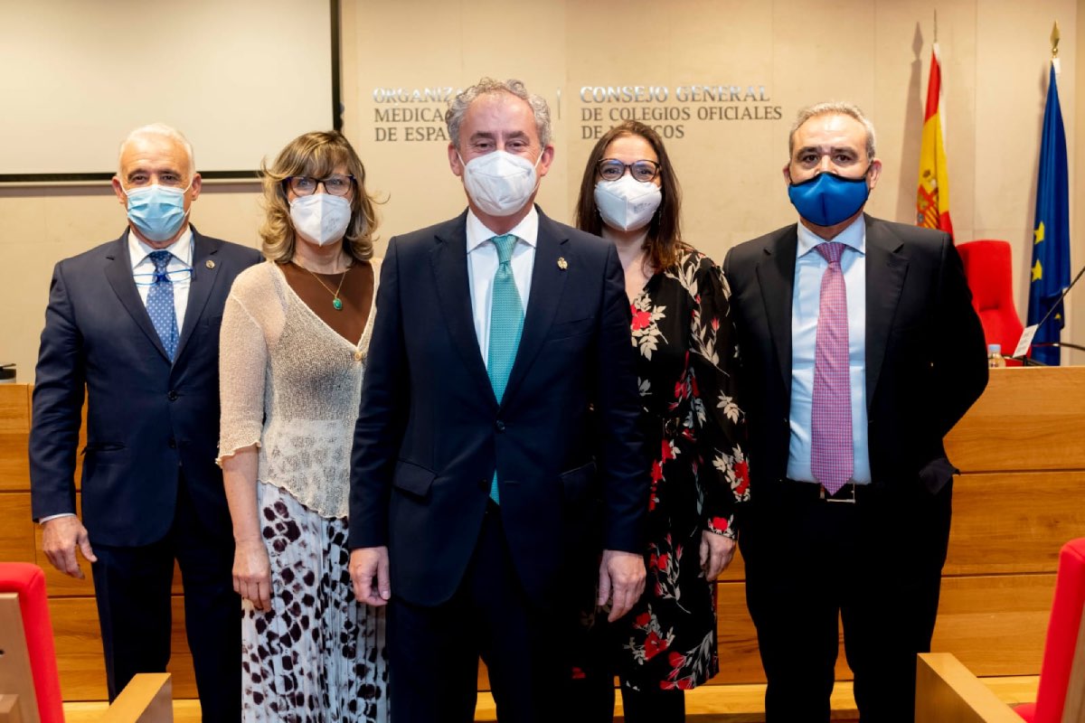 Cobo, en el centro, al frente de la Comisión Permanente surgida de las urnas, con Rosa Arroyo y Enrique Guilabert a la derecha del ya presidente (FOTO: José Luis Pindado).