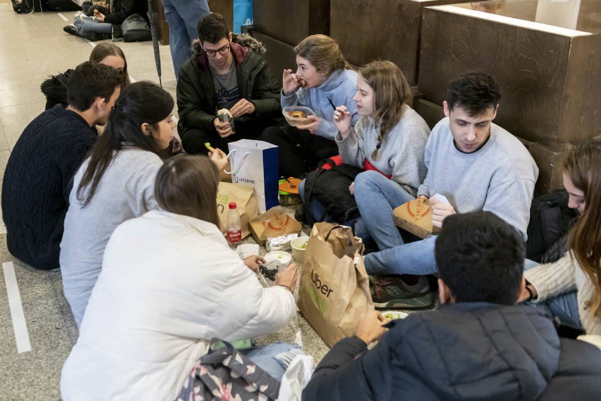 Candidatos comiendo horas antes de que comiencen los exámenes MIR, EIR y FIR 2020 (José Luis Pindado)