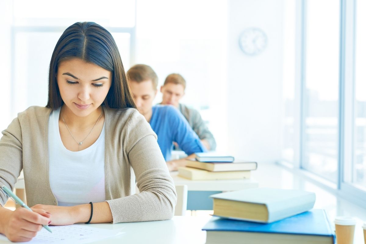 Una estudiante mientras realiza un examen. 