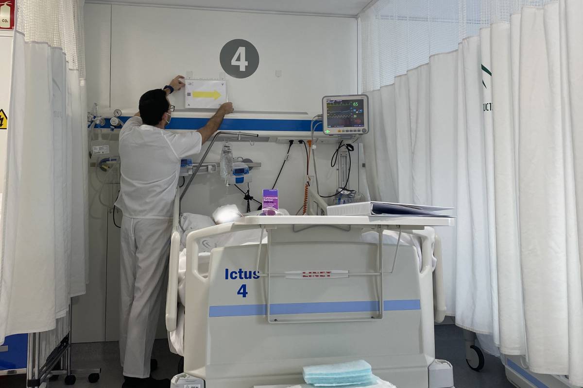 El ‘Proyecto Flecha’, creado por tres enfermeros de la Unidad de Ictus del Hospital Regional Universitario de Málaga, sirve para identificar pacientes según la patología y la afectación que presenten con el objetivo de mejorar sus cuidados. 