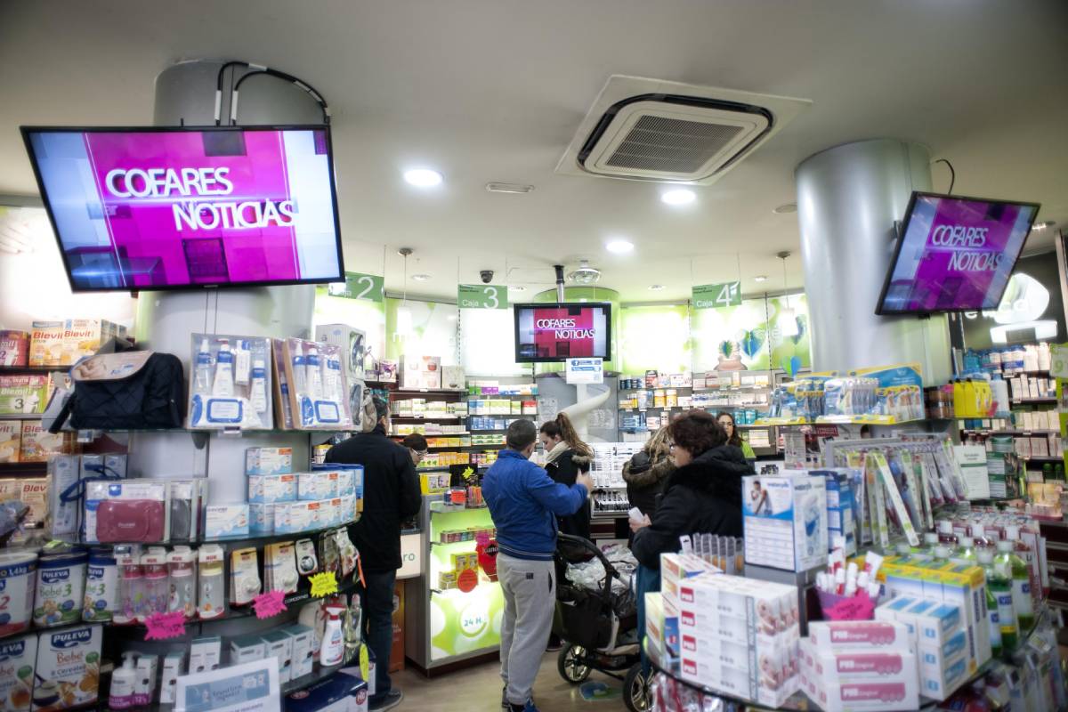 Foto de archivo de pantallas informativas ubicadas en una farmacia.