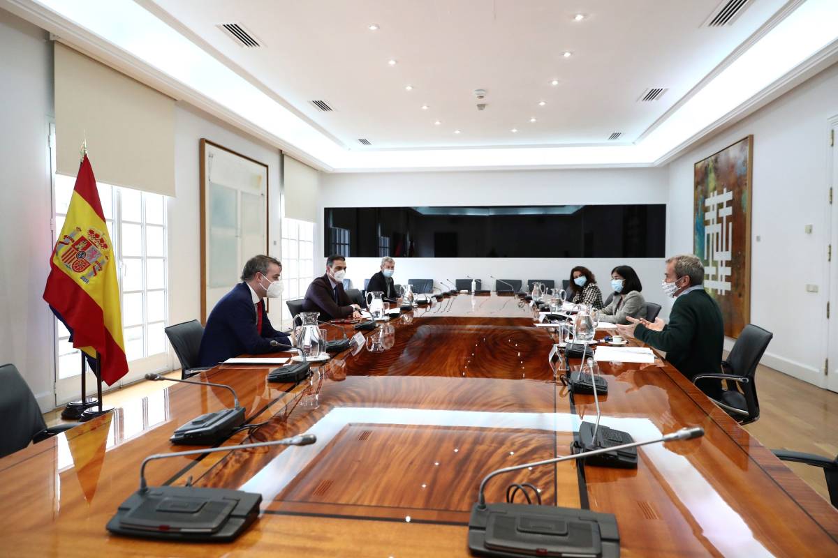  El presidente del Gobierno, Pedro Sánchez (2i), preside la reunión del Comité de Seguimiento del Coronavirus este lunes en el palacio de la Moncloa, con la asistencia de la ministra de Sanidad, Carolina Darias (2d), el director del Centro de Coordinación de Alertas y Emergencias Sanitarias, Fernando Simón (d), la secretaria de Estado de Sanidad, Silvia Calzón (i),y el jefe del Gabinete de la Presidencia del Gobierno Iván Redondo.