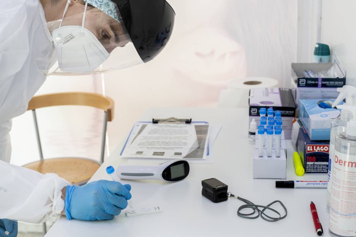 Un profesional aaalizando la muestra tomada en una farmacia para un test de antígenos covid (Foto: Mauricio Skrycky)