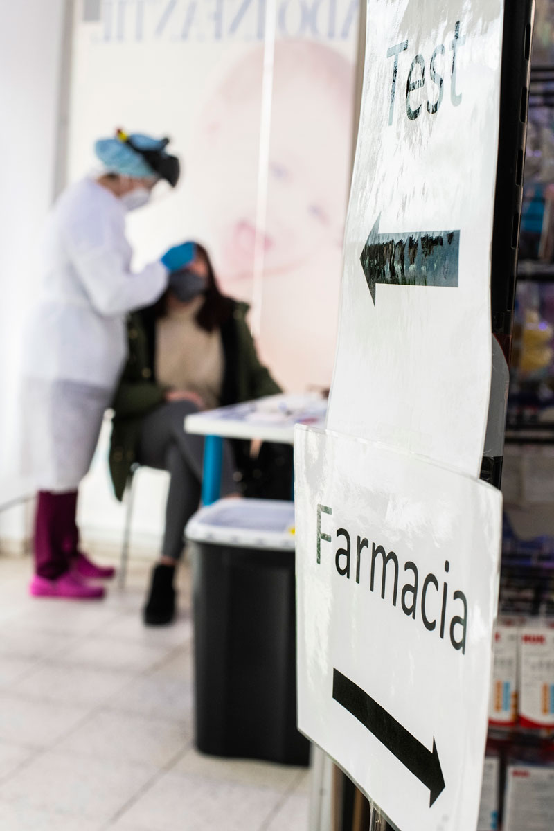 Realización de un test de antígenos covid-19 en la farmacia de calle Navarrondan 20, en San Sebastián de los Reyes (Foto: Mauricio Skrycky)