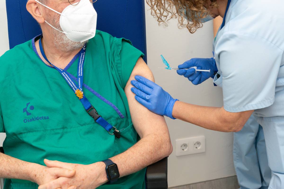 Una instantÃ¡nea del primer dÃa de vacunaciÃ³n covid en el Hospital de Cruces, en Vizcaya (Foto: Irekia/Osakidetza)