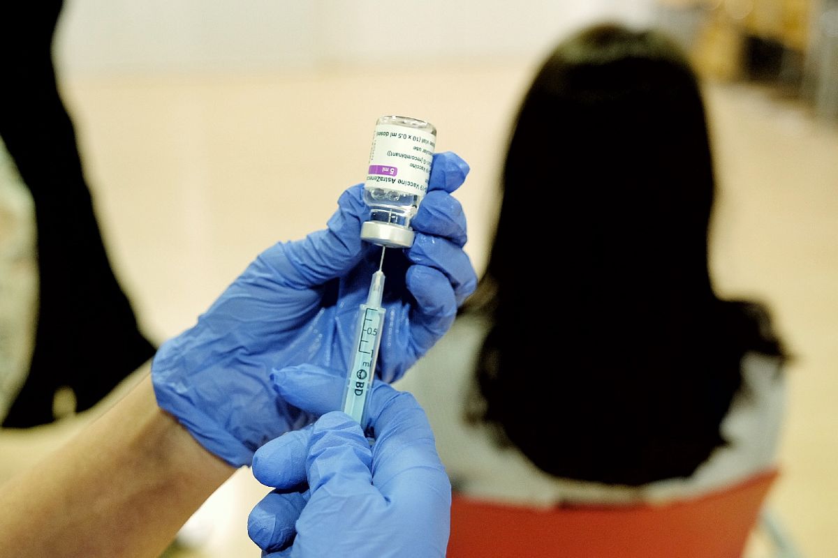 La vacunación a los profesionales de las oficinas de farmacia de Cataluña ha arrancado este martes.